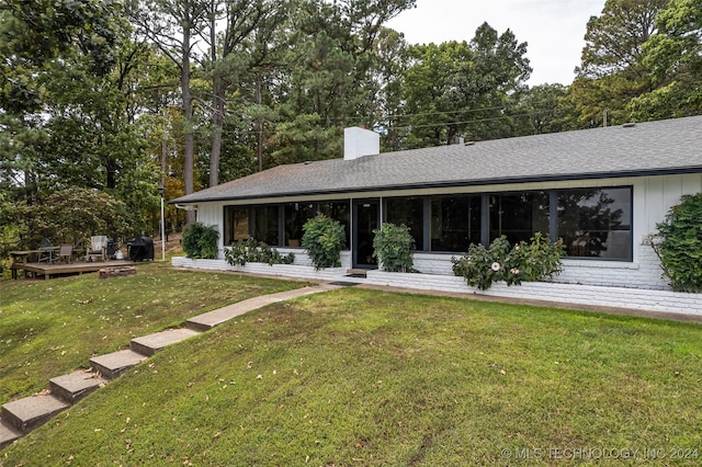 ranch-style home featuring a front lawn