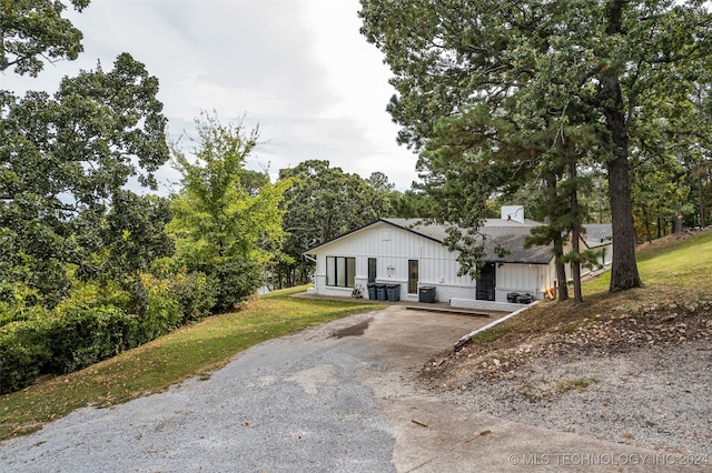 view of front of house featuring a front lawn