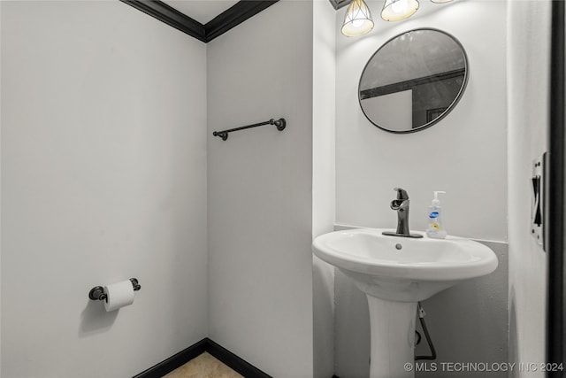 bathroom featuring ornamental molding