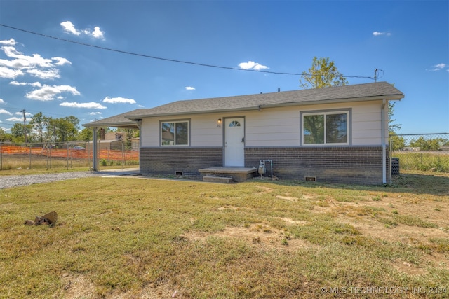 single story home featuring a front yard