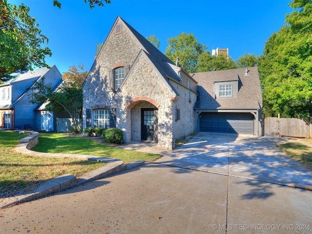 view of front facade featuring a garage and a front lawn