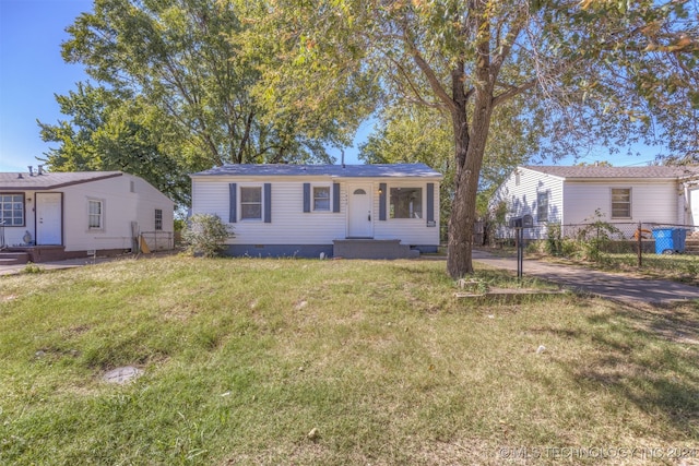 view of front of home featuring a front yard