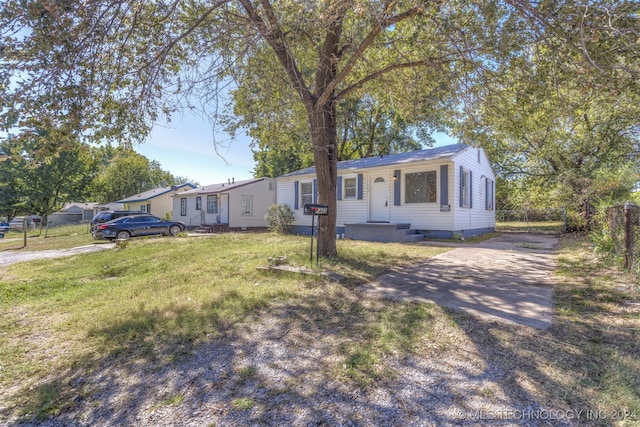 view of front of home featuring a front lawn