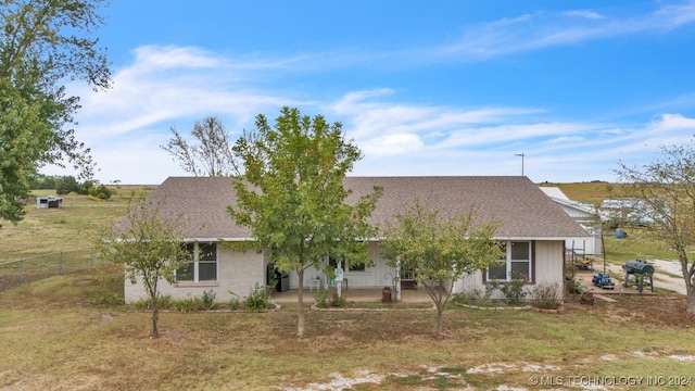 view of front of property featuring a front yard