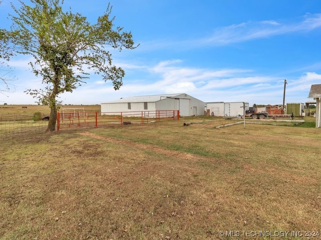 view of yard featuring a rural view