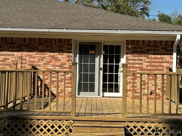 entrance to property featuring a wooden deck