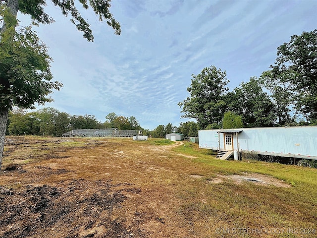 view of yard featuring a shed