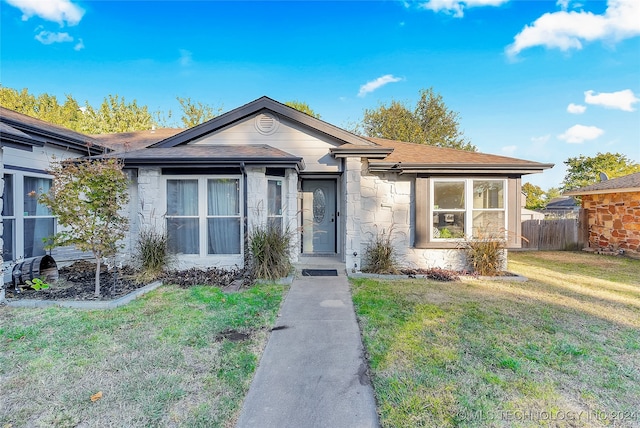 view of front of house featuring a front yard