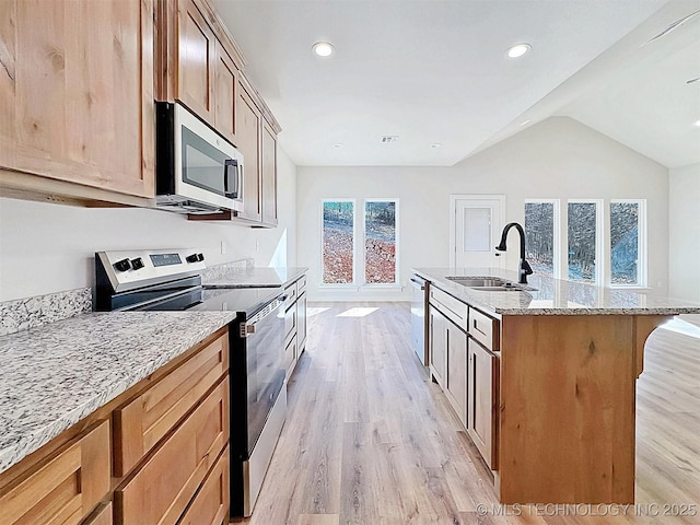 856 E Harlan Dr, Tahlequah, OK 74464 - kitchen featuring appliances with stainless steel finishes, a sink, light wood finished floors, vaulted ceiling, and an island with sink