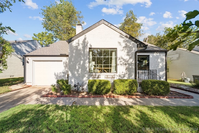 view of front facade featuring a front yard and a garage