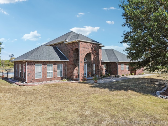 view of front of home featuring a front lawn