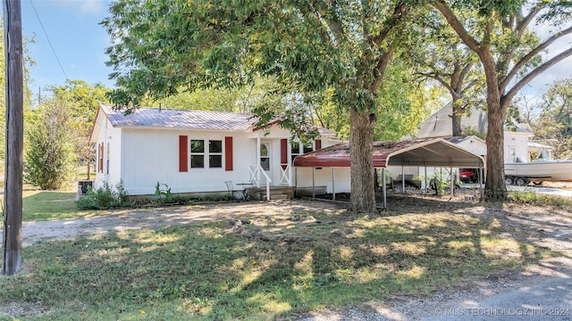 view of front of property featuring a carport and a front lawn