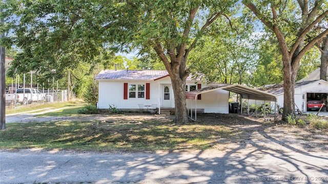 view of front of property featuring a front lawn and a carport