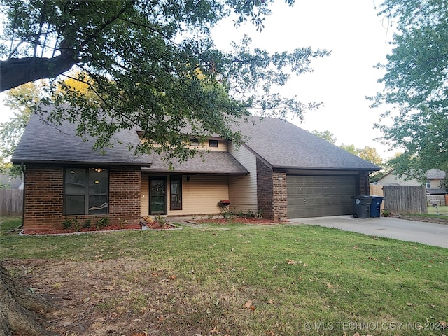 view of front facade featuring a garage and a front yard