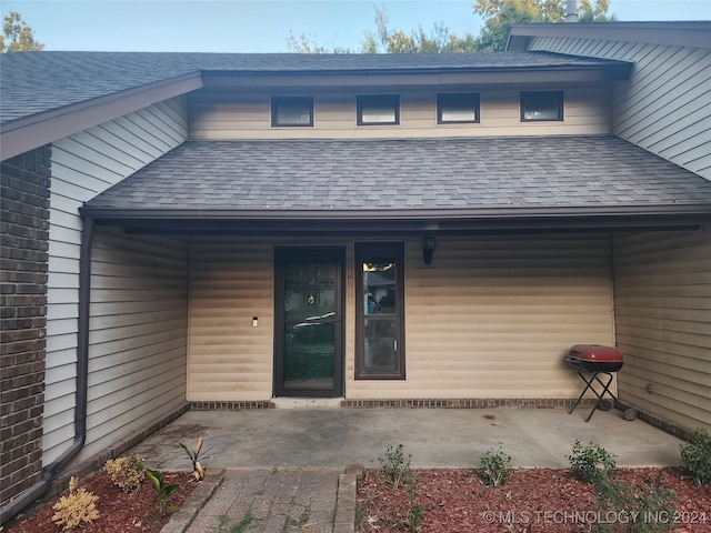 property entrance featuring a porch