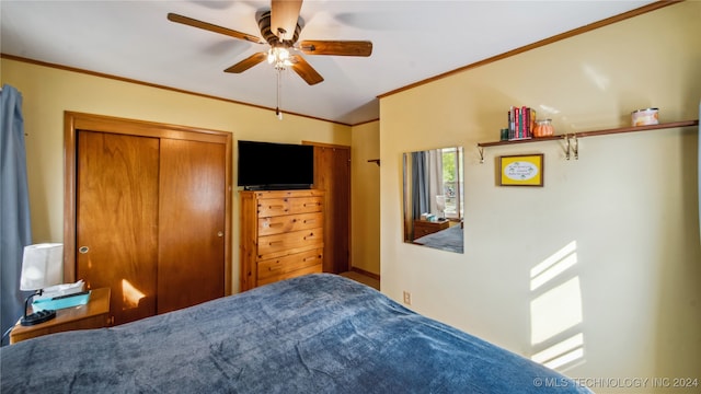 bedroom featuring ceiling fan, ornamental molding, and a closet