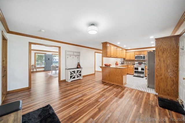 kitchen with crown molding, appliances with stainless steel finishes, light wood-type flooring, and tasteful backsplash