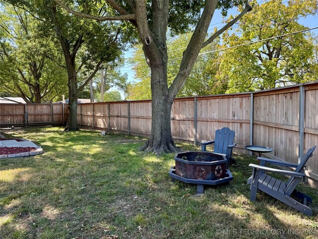 view of yard featuring an outdoor fire pit