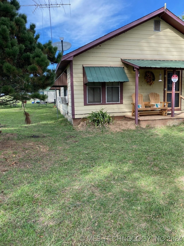 view of front of house with a front lawn