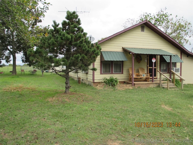 view of front facade featuring a front lawn and covered porch