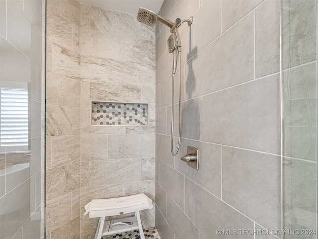 bathroom featuring a tile shower