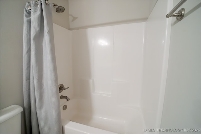 bathroom featuring toilet and shower / bath combo