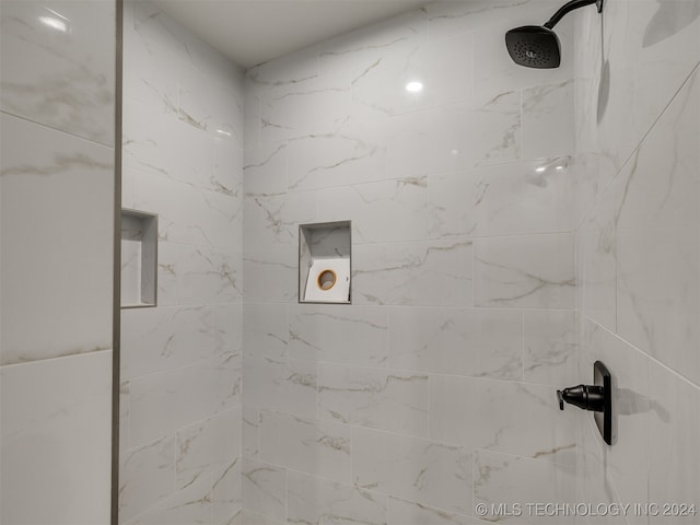 bathroom featuring tiled shower