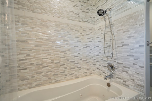 bathroom with tiled shower / bath