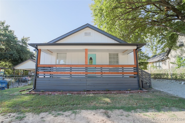 view of front of property featuring covered porch