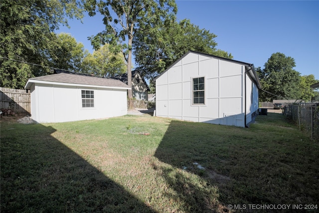 view of yard with an outbuilding