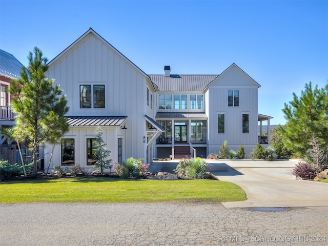 modern farmhouse featuring a front lawn