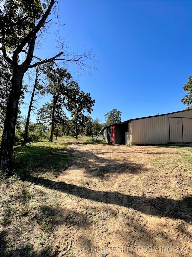 view of yard featuring an outdoor structure