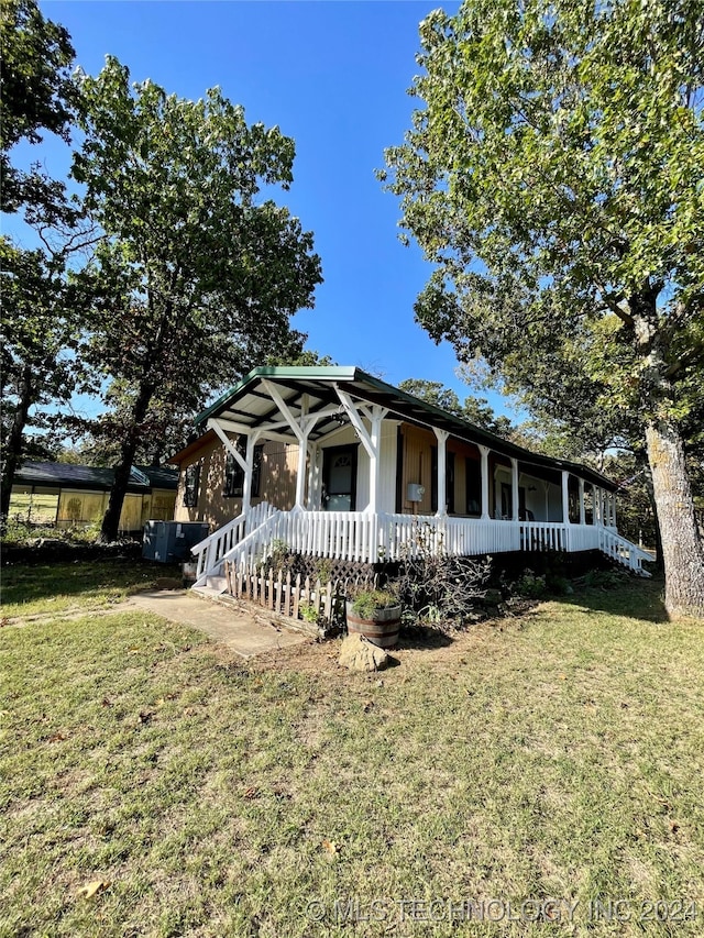 view of front of property with a front yard