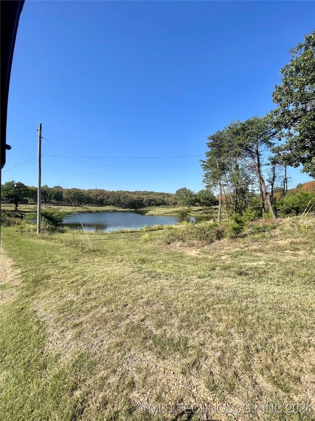 view of yard featuring a water view