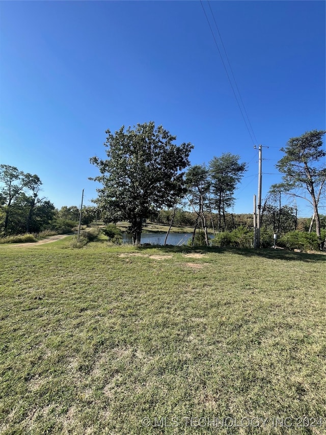 view of yard featuring a water view