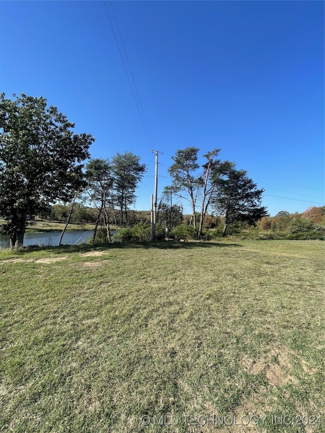 view of yard featuring a water view