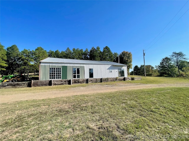 view of front of home featuring a front yard