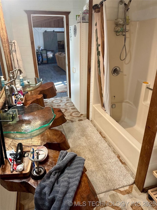 bathroom with shower / tub combo with curtain