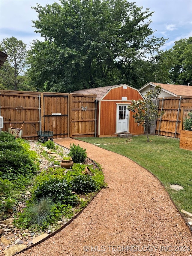 view of yard with an outdoor structure