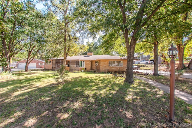 ranch-style house featuring a front yard