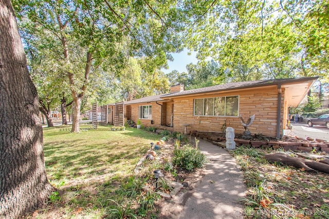 single story home featuring a front yard