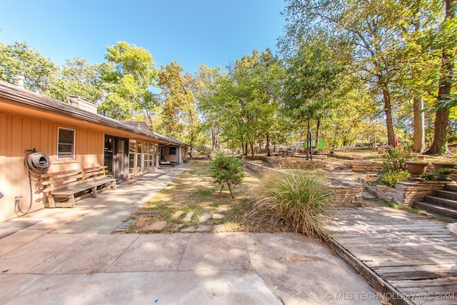 view of yard featuring a patio