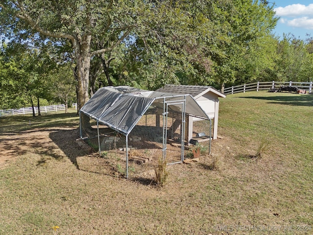 view of yard with an outdoor structure