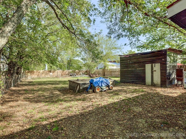 view of yard with a storage shed