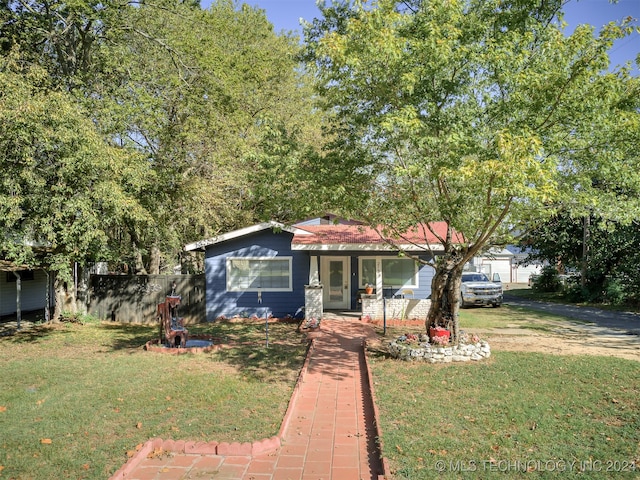 view of front of property featuring a porch and a front lawn