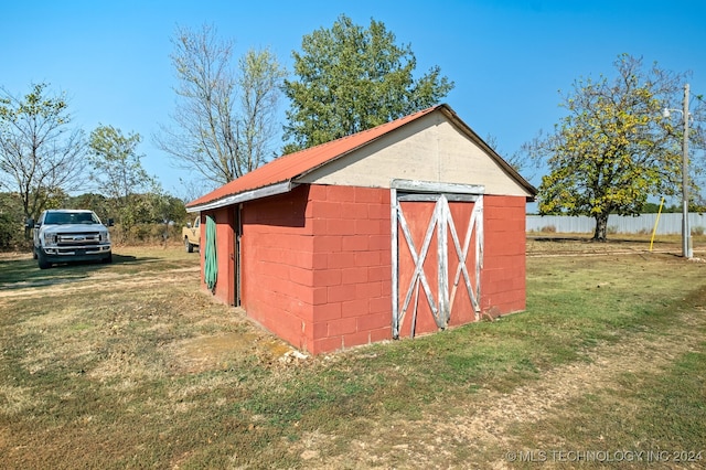 view of outdoor structure featuring a yard