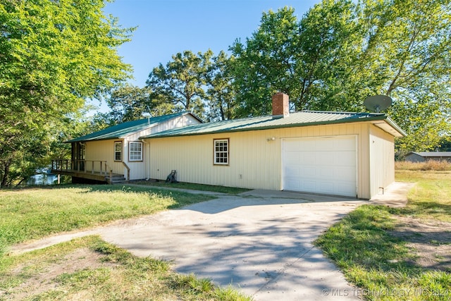 view of front of property featuring a front yard and a garage