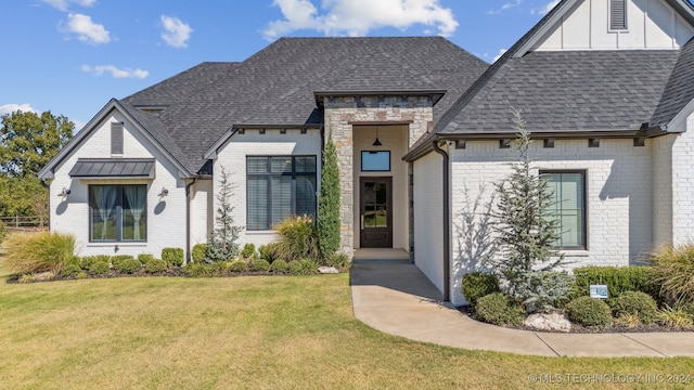 view of front of home featuring a front lawn