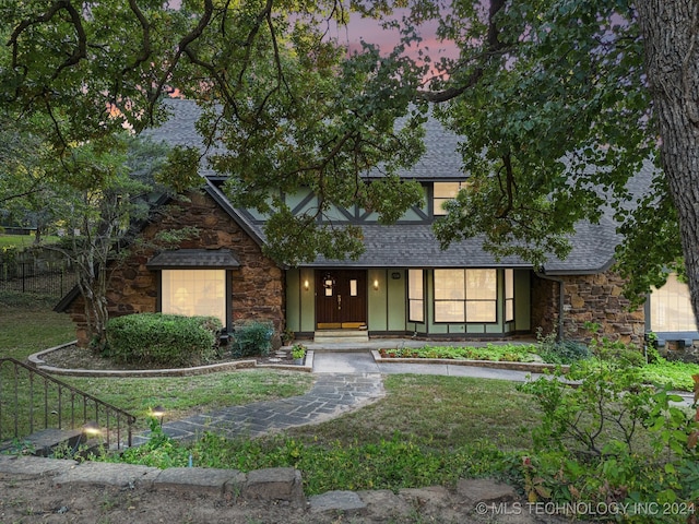 view of front of home featuring a lawn