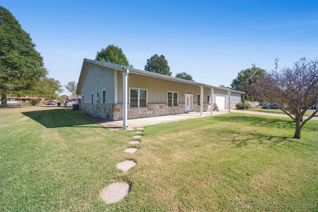 1202 SW 9th St, Wagoner, OK 74467 - view of front of property with a front yard and stone siding
